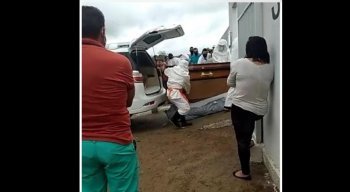 Corpo de idoso caiu quando era retirado do carro da funerária