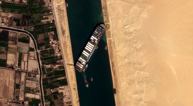 Lembra do meganavio encalhado no Canal de Suez? Os 25 tripulantes continuam presos dentro do navio até hoje; veja o motivo