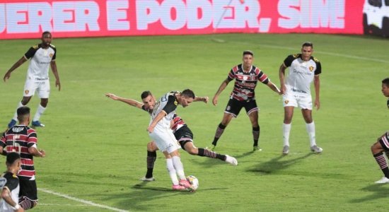 Em clássico polêmico, Sport vence o Santa Cruz por 2x1 e segue vivo na Copa do Nordeste