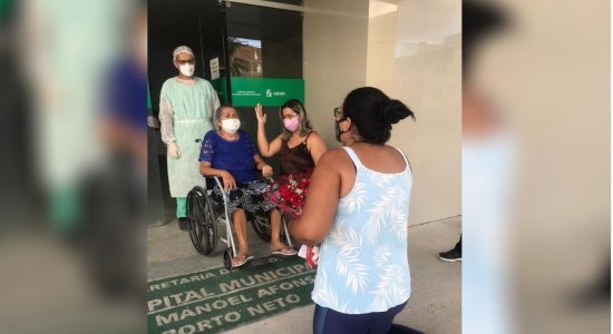 Dona Edileuza teve alta após 26 dias internada com Covid-19.