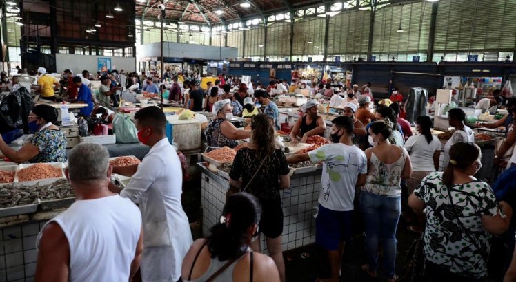 Procura pelo peixe da Semana Santa cresce e Mercado de São José tem aglomeração de consumidores