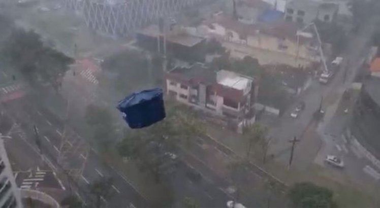 Vídeo: caixa d'água de prédio sai voando durante tempestade em Vitória