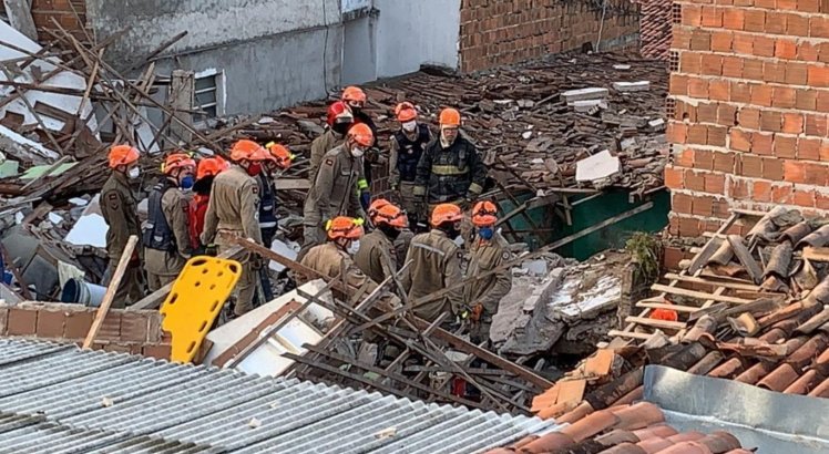 Explosão destrói prédio e deixa mortos e feridos em João Pessoa