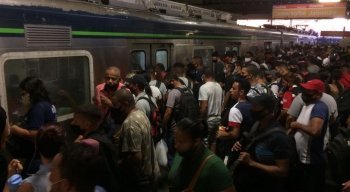 Superlotação na Estação Joana Bezerra, na Zona Sul do Recife