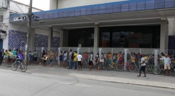 Em Afogados, população se aglomerou na frente de uma agência da Caixa Econômica Federal