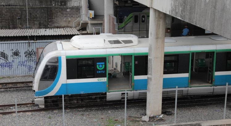 Passageiros são retirados de estação após trem do Metrô do Recife apresentar falha