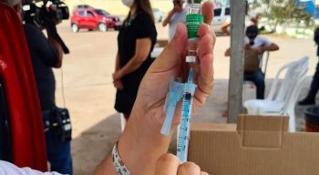 Para receber a vacina, é preciso realizar o cadastro e o agendamento