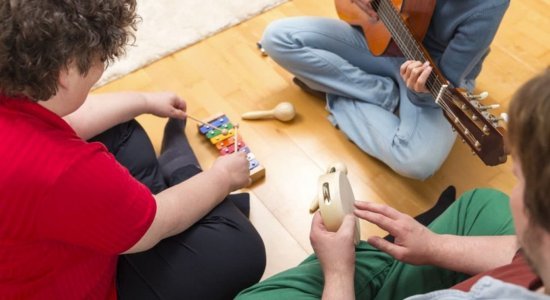 Consultório explica os benefícios da musicoterapia para a saúde.
