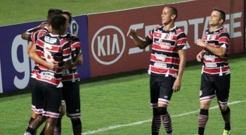 Derley (C) reestreou com a camisa do Santa Cruz na vitória diante do Vera Cruz, pelo Pernambucano