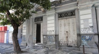 Além do grande número de famílias carentes nas ruas, o Centro do Recife enfrenta uma outra dificuldade: a falta de manutenção dos espaços públicos
