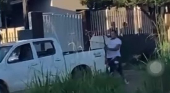 O homem aparece nas imagens quebrando o carro