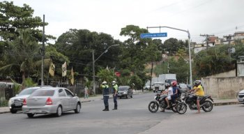 De acordo com moradores, o trânsito começou depois que o retorno da BR foi fechado.