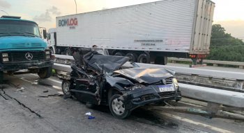 O carro da família foi totalmente destruído após o acidente na BR-101