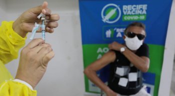 Grupos prioritários sendo vacinados contra a covid-19 no Recife