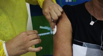 Grupos prioritários sendo vacinados contra a covid-19 no Recife