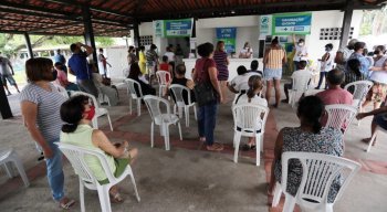 Grupos prioritários sendo vacinados contra a covid-19 no Recife
