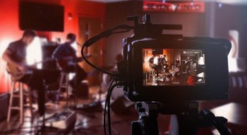Shows online levam música e animação para quem está em casa.
