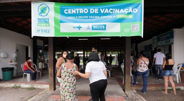Grupos prioritários sendo vacinados contra a covid-19 no Recife