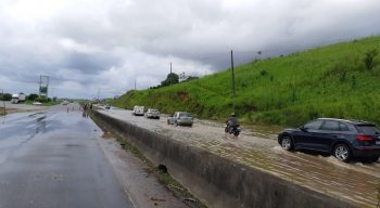 A população deve seguir as orientações das Defesas Civis dos seus municípios, deixando áreas de risco e evitando entrar em rios, córregos ou em locais alagados.