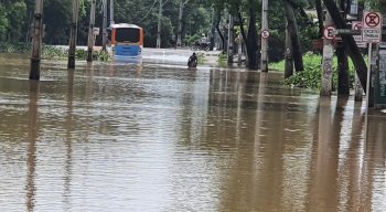 A Avenida Dois Rios apresentou diversos pontos de alagamento