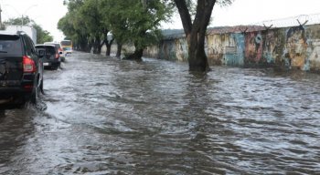 Alagamento na Avenida Mascarenhas de Moraes nesta segunda-feira (12)
