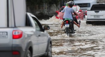 De acordo com a Agência Pernambucana de Águas e Clima (Apac), o sistema meteorológico que vem causando essa chuva é conhecido como Distúrbio Ondulatório de Leste (DOL).