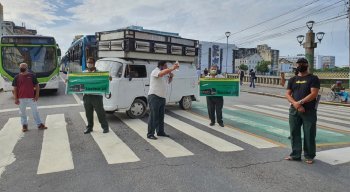 A manifestação acontece na manhã desta terça (13)