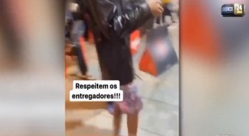 Segundo o homem, o comerciante fez uma filmagem comparando as roupas dele com a dos outros entregadores