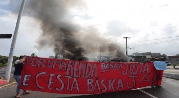 Os manifestantes fecharam a Avenida Pan Nordestina e a Avenida Olinda, pedindo para serem incluídos no auxilio emergencial da prefeitura.