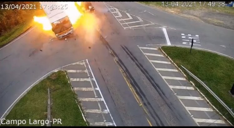 Câmeras flagram momento de explosão em acidente envolvendo caminhão, carro e ônibus; veja o vídeo