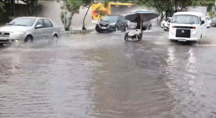 Pontos de alagamento ainda atrapalham rotina de motoristas, moradores e comerciantes do Recife