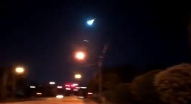 Vídeo flagra meteoro explodindo no céu durante transmissão ao vivo; assista