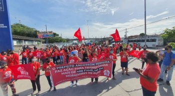 O protesto é contra a reintegração de posse das duas moradias.