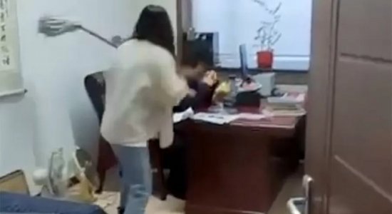 A mulher agride o chefe depois de sofrer assédio