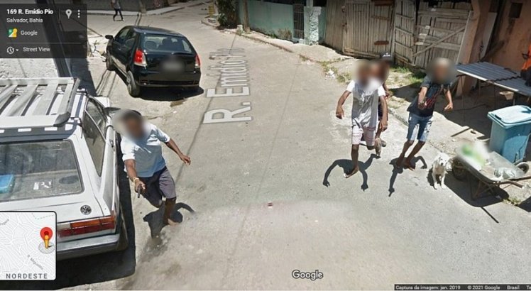 Google flagra suspeitos armados correndo atrás de carro do Street View