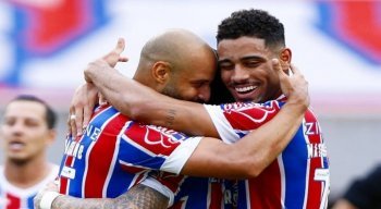 Matheus Bahia (direita) abriu o caminho para a vitória do Bahia
