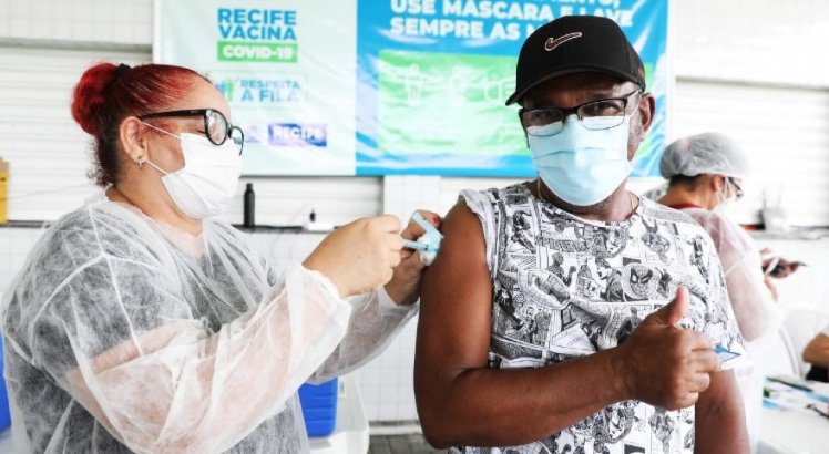 Fiocruz: com avanço da vacinação contra a covid-19, mortes e ocupação de UTIs têm queda