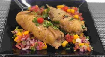 Receita de coxa e sobrecoxa recheadas do chef Rivandro França