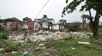 A sujeira que toma conta de parte do Rio Beberibe pode ser uma das causas do problema