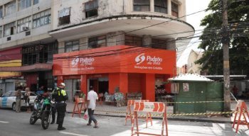 Duas pessoas foram atingidas após pedaços da marquise do prédio se desprenderem