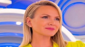 Para apresentar o programa deste domingo (18), Eliana escolheu um look em tom nude