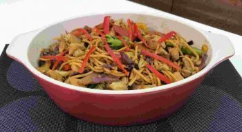 Receita de Yakisoba do chef Rivandro França