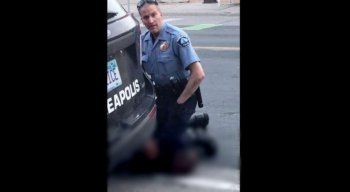 Um policial foi gravado ajoelhado sobre o pescoço de George Floyd por mais de nove minutos, enquanto ele reclamava repetidamente que não conseguia respirar