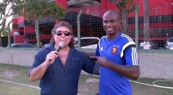 O cantor Augusto César foi à Ilha do Retiro, em 2014, conhecer o seu homônimo que defendia o Sport