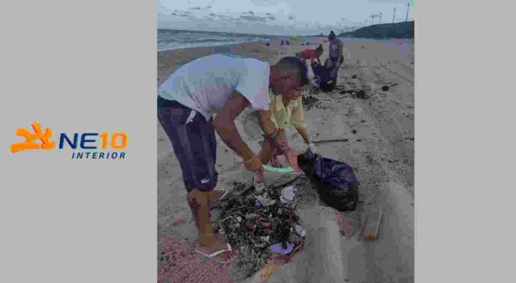 Moradores estão há três dias ajudando a recolher lixo das praias 