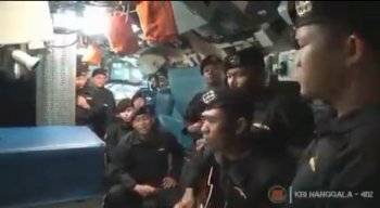 Tripulação da Indonésia cantando