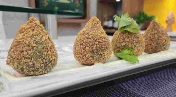Receita de Coxinha de Feijão Preto do chef Rivandro França
