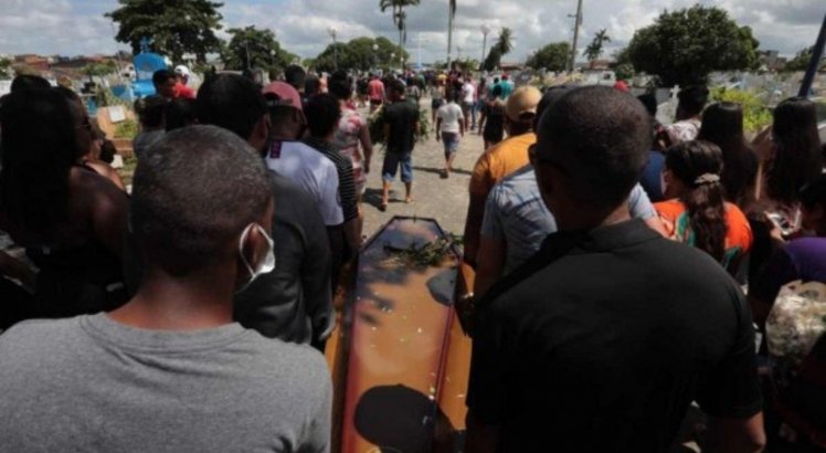 Revolta e comoção marcam enterro de adolescente atropelado por motorista supostamente alcoolizado em Goiana
