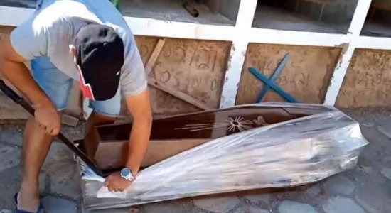 Vídeo: Vereador abre caixão com facão alegando que vítima não morreu por covid-19
