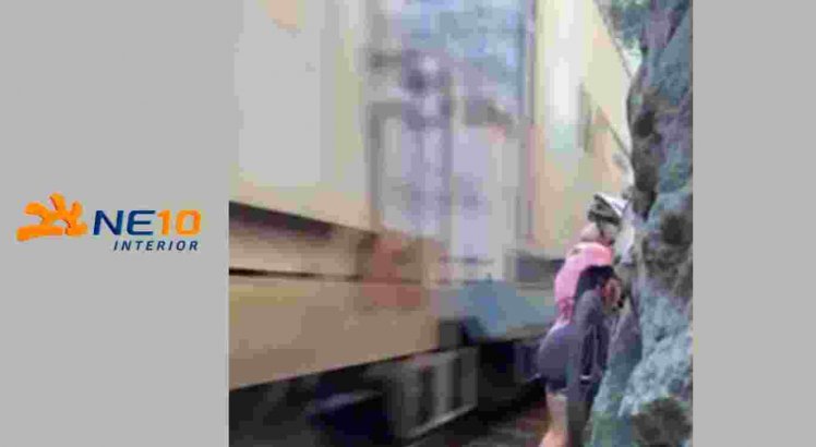 Ciclista fica encurralada em linha de trem; veja vídeo